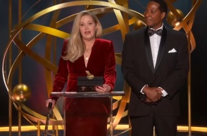 Η Christina Applegate έκανε μια σπάνια εμφάνιση έκπληξη στα φετινά Emmy με μπαστούνι