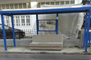 Απίστευτο θέαμα στη Θεσσαλονίκη: Στάση λεωφορείου του ΟΑΣΘ στολισμένη με καναπέ - Δείτε το βίντεο