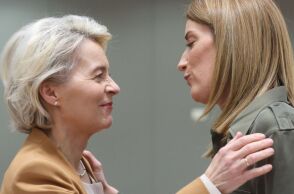 Ούρσουλα φον ντερ Λάιεν και Ρομπέρτα Μετσόλα