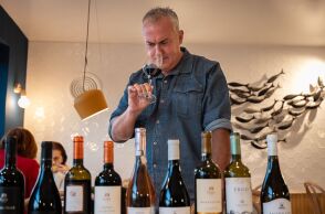 Ο Αντώνης Παττακός ομορφαίνει με κρασιά και αρώματα της Νότιας Ελλάδας τα τσιμπούσια του Βορρά 