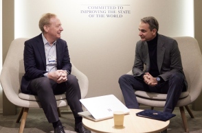 Νταβός: Συνάντηση Μητσοτάκη με τον πρόεδρο της Microsoft για την Τεχνητή Νοημοσύνη