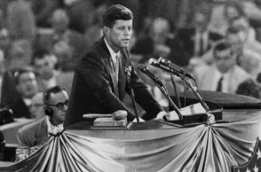 Σαν σήμερα ο Τζον Κένεντι εκφωνεί την νικητήρια ομιλία του στο απόγειο του Ψυχρού Πολέμου