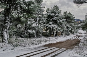 Κλειστή η λεωφόρος Πάρνηθας λόγω χιονόπτωσης από το ύψος του τελεφερίκ