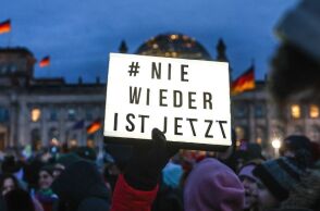 Το «ποτέ ξανά, είναι τώρα», το σύνθημα που αναγράφεται στο πλακάτ 