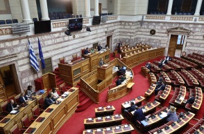 «Μάχη» στη Βουλή για την τροπολογία επέκτασης της επιστολικής ψήφου