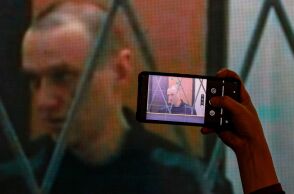 Ναβάλνι: Aκούει κάθε πρωί στη φυλακή τραγούδι υπέρ του Πούτιν