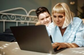 Σε δημόσια διαβούλευση το νομοσχέδιο για τον γάμο ομόφυλων ζευγαριών