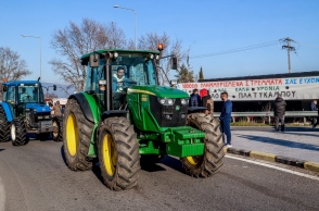 Παραμένουν στον κόμβο του Αλμυρού οι αγρότες - Διεκδικούν επίλυση των αιτημάτων τους