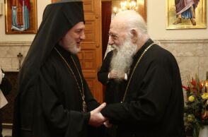 Ιερώνυμος: Τα παιδιά των ομόφυλων ζευγαριών θα βαφτίζονται