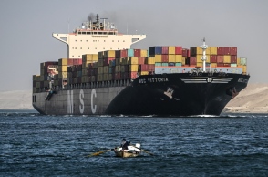 Χούθι: Η κίνηση των εμπορικών πλοίων στη Διώρυγα του Σουέζ μειώθηκε κατά 42% 