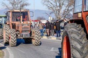 Θεσσαλονίκη: Κινητοποιήσεις αγροτών στον κόμβο του αεροδρομίου