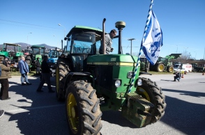 Παραμένουν στους δρόμους οι αγρότες σε Θεσσαλία και Μακεδονία