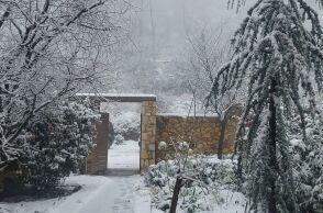 Στα «λευκά» Πάρνηθα και Ιπποκράτειος Πολιτεία - Μοναδικές εικόνες από το ολόλευκό τοπίο στην Αττική