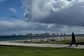 Γενικά αίθριος ο καιρός για αύριο Πέμπτη με λίγες νεφώσεις και τοπικές βροχές