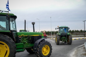 Αγρότες: Κλειστή η Εθνική Οδός Αθηνών - Λαμίας 