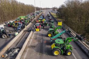 Κομισιόν: Ρίχνει τους τόνους για τους αγρότες - Τρακτέρ μέσα στις Βρυξέλλες