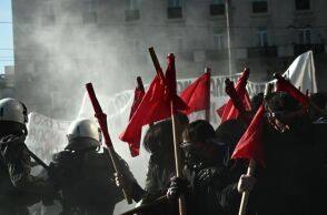 Ένταση μεταξύ διαδηλωτών και αστυνομικών στο πανεκπαιδευτικό συλλαλητήριο στην Αθήνα	