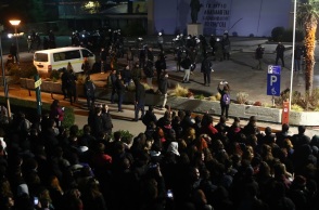 Ένταση μεταξύ κουκουλοφόρων και ΜΑΤ μετά την εκκένωση της κατάληψης του ΑΠΘ (εικόνες + βίντεο)