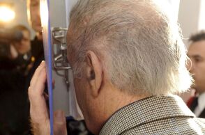 Προσφυγή κατά της μεταγωγής σε κανονική φυλακή του «τέρατος» που έκανε παιδιά με την κόρη του 