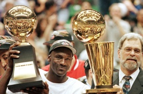 Sneakers του Μάικλ Τζόρνταν από τους τελικούς με τους Τζαζ πουλήθηκαν έναντι 8 εκατ. δολαρίων 