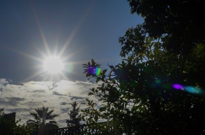 Ο «Ωμέγα Εμποδιστής» φέρνει ανοιξιάτικες συνθήκες - Αίθριος ο καιρός το Σάββατο με άνοδο της θερμοκρασίας