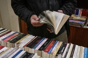 Ο Δήμος Βριλησσίων συγκέντρωσε και παρέδωσε 2.500 βιβλία στο βιβλιοπωλείο των Αστέγων