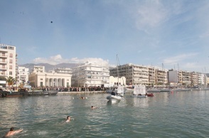 Βόλος: Αθωώθηκε ο άνδρας που το 2017 χτύπησε με φωτοβολίδα 55χρονο στα γεννητικά όργανα 