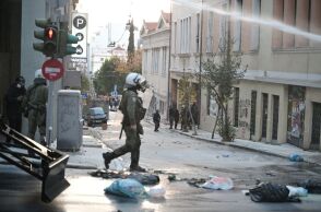  ΕNTAΣΗ ΕΞΩ ΑΠΟ ΤΗ ΝΟΜΙΚΗ ΣΤΗ ΟΔΟ ΣΙΝΑ ΜΕΤΑ ΤΟ ΣΥΛΛΑΛΗΤΗΡΙΟ (ΤΑΤΙΑΝΑ ΜΠΟΛΑΡΗ / EUROKINISSI)