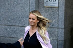 Τραμπ: Δικάζεται για την υπόθεση της πορνοστάρ Στόρμι Ντάνιελς