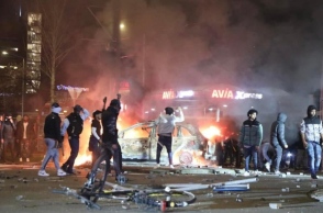 Ταραχές στη Χάγη της Ολλανδίας. Όλα ξεκίνησαν όταν ένα μεγάλο πλήθος μεταναστών από την Ερυθραία εισέβαλε στο κτίριο της Όπερας.