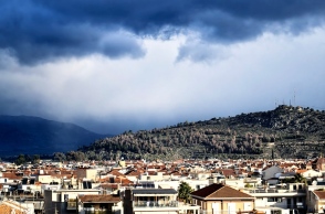 Νεφελώδης θα είναι ο καιρός σήμερα Δευτέρα με τοπικές βροχές