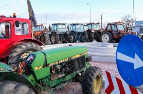 Λαμία: Εκατοντάδες οδηγοί εγκλωβίστηκαν στον κόμβο του Μπράλου λόγω μπλόκου των αγροτών – Κλειστή η Εθνική Οδός και οι παράδρομοι