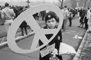 Ο 14χρονος Gaylord Chris ανάμεσα στους διαδηλωτές στη Νέα Υόρκη κατά του πολέμου στο Βιετνάμ © 	Bettmann / Contributor