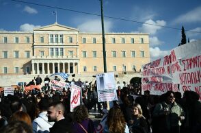 Έξω από τη Βουλή φοιτητές και μελισσοκόμοι - Στο «κόκκινο» οι κεντρικοί άξονες της Αττικής 