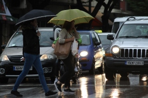 Συννεφιασμένος θα είναι ο καιρός σήμερα Πέμπτη με τοπικές βροχές 