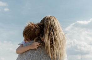 Επίδομα μητρότητας: Πόσο ανέρχεται, ποιους αφορά και τι προβλέπεται στην περίπτωση απόκτηση κοινού παιδιού από ομόφυλα ζευγάρια