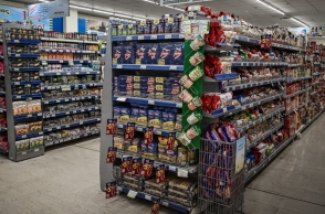 Ποιες μειώσεις θα αρχίσουν να βλέπουν από αύριο οι καταναλωτές στα ράφια των σούπερ μάρκετ	