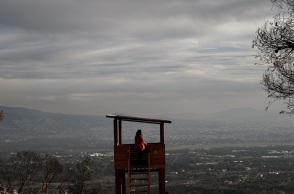 Καιρός σήμερα: Συννεφιές με ασθενείς βροχές