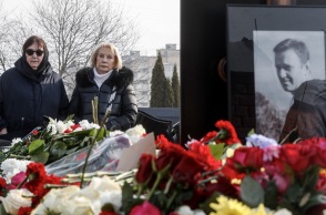 Ναβάλνι: Επισκέφτηκε τον τάφο η μητέρα του