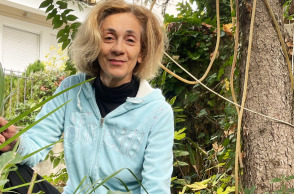 Η Μανίνα Ζουμπουλάκη από το μπαλκόνι της