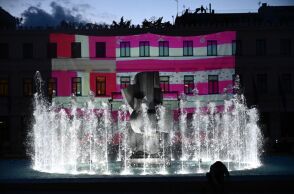 Hμέρα της Γυναίκας: Η Ροζ Σημαία «φώτισε» το Δημαρχείο της Αθήνας