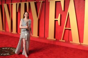 H Έμμα Στόουν με το χρυσό αγαλματάκι στο Vanity Fair Oscars Party