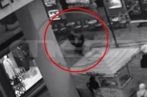 Ερμού: Φωτογραφίες - ντοκουμέντα τη στιγμή που ο Ιρανός επιτίθεται στην 22χρονη Ερμού 