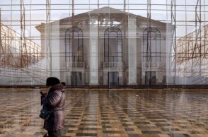 Εργασίες για την επισκευή του θεάτρου της Μαριούπολης όπου είχαν βρει καταφύγιο και βομβαρδίστηκαν εκατοντάδες άμαχοι