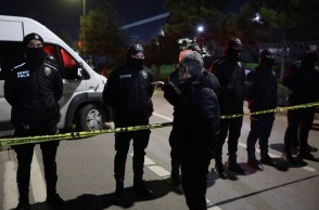 Αστυνομικοί έχουν αποκλείσει το σημείο όπου διαπράχθηκε έγκλημα στην Τουρκία