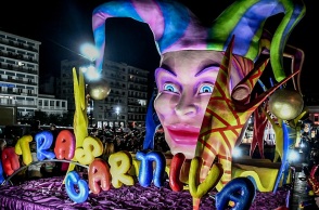 Πατρινό Καρναβάλι: Ξεχύθηκαν στους δρόμους τα άρματα για την πρώτη νυχτερινή παρέλαση