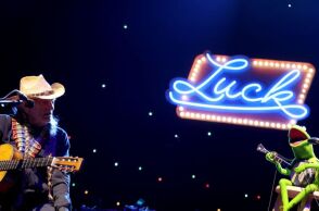 Willie Nelson (L) performs with Kermit The Frog at Luck Reunion on March 14, 2024