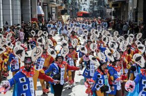 Φαντασμαγορικό θέαμα από 60.000 καρναβαλιστές στην Πάτρα (φωτό και βίντεο)