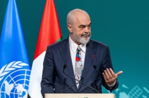 Ο πρωθυπουργός της Αλβανίας Έντι Ράμα αρνήθηκε να απαντήσει σε ερωτήσεις δημοσιογράφου και αντ' αυτού της έσπρωξε το πρόσωπό 