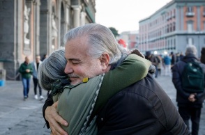 «Μέθοδος της αγκαλιάς»: Πώς δύο άτομα προσέλκυσαν και λήστεψαν ηλικιωμένο